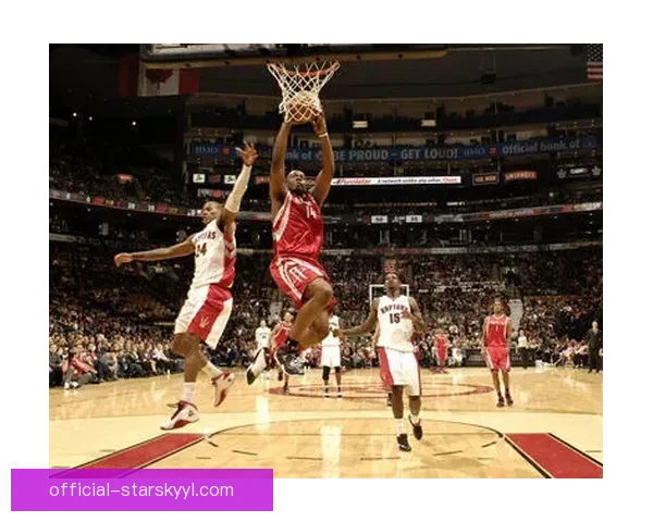 海耶斯滑翔扣篮拿到446分快攻秀 海耶斯滑翔扣篮拿到446分快攻秀